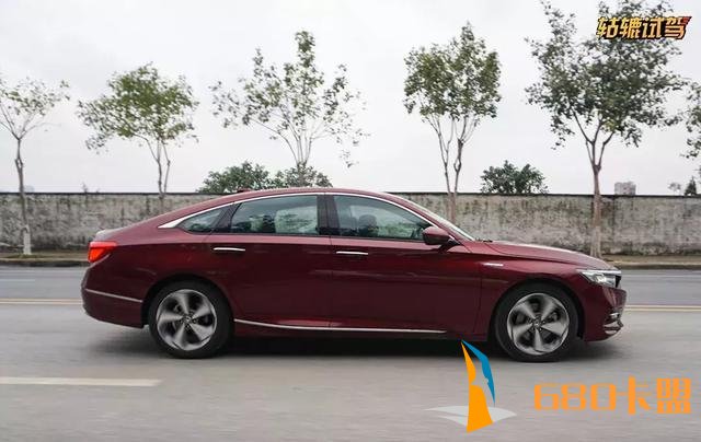 1000公里体验混动雅阁：开起来是家用车，玩起来是性能车