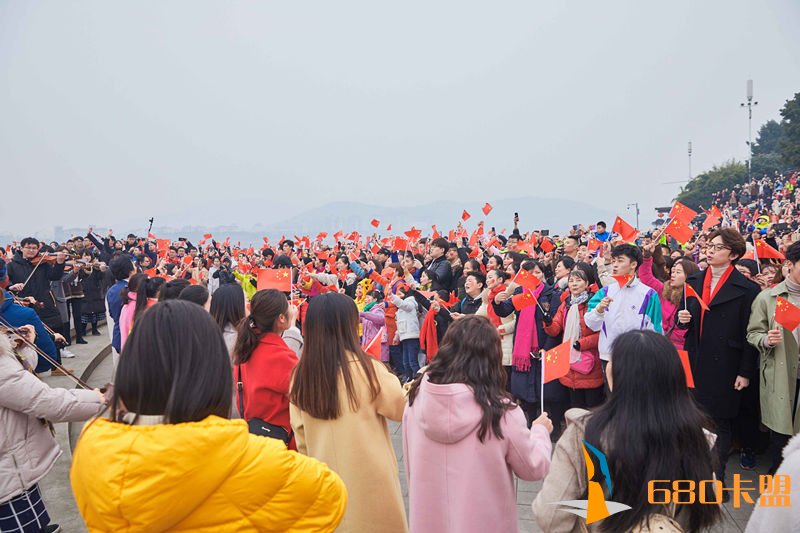 卡五星辅助水陆空快闪大联欢！橘子洲头万人合唱超燃“好有味”