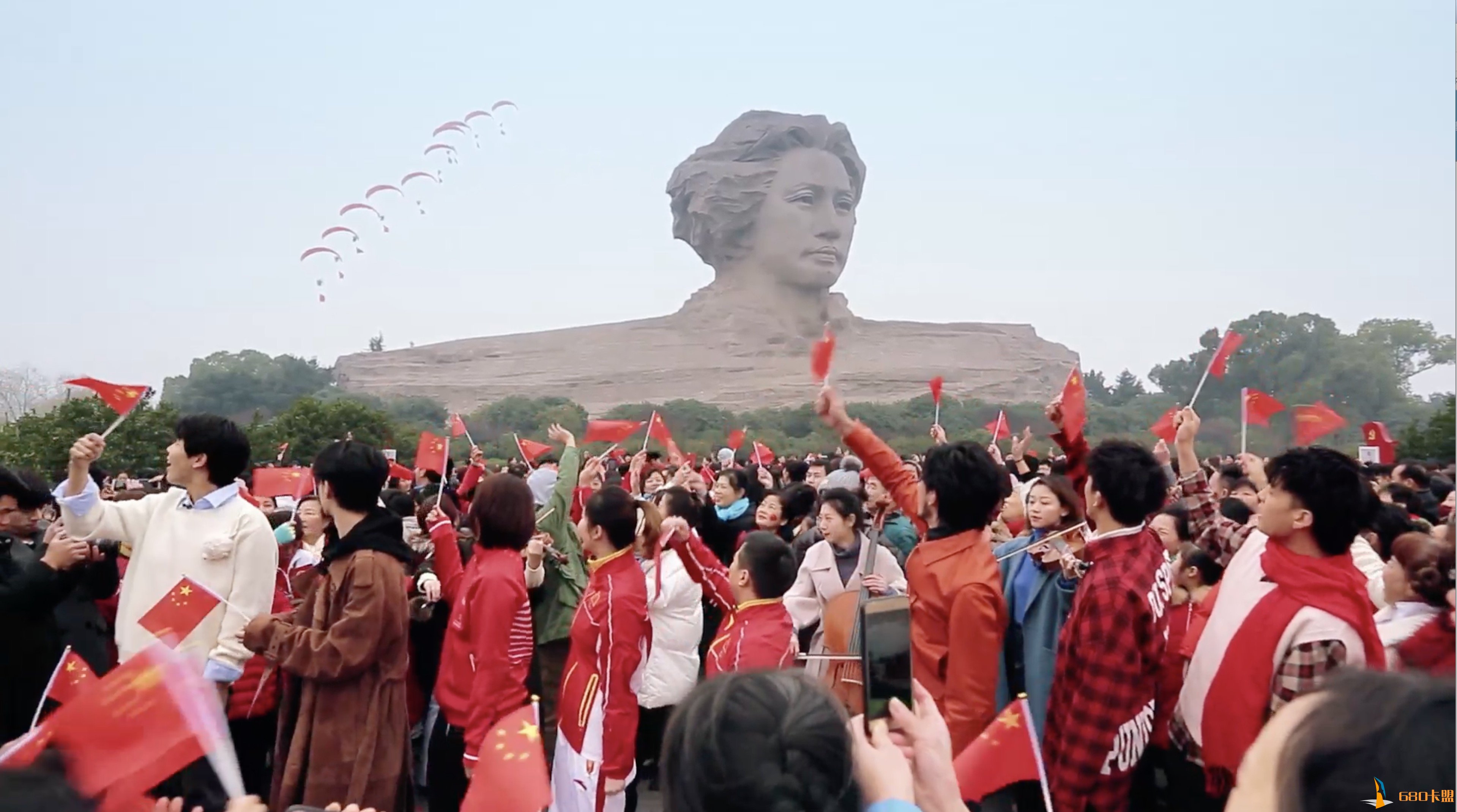 卡五星辅助水陆空快闪大联欢！橘子洲头万人合唱超燃“好有味”