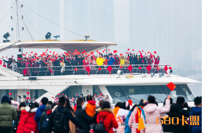 卡五星辅助水陆空快闪大联欢！橘子洲头万人合唱超燃“好有味”