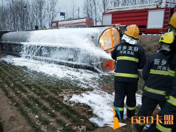 卡五星辅助油罐车侧翻汽油大量泄露 新乡消防9小时鏖战排险情